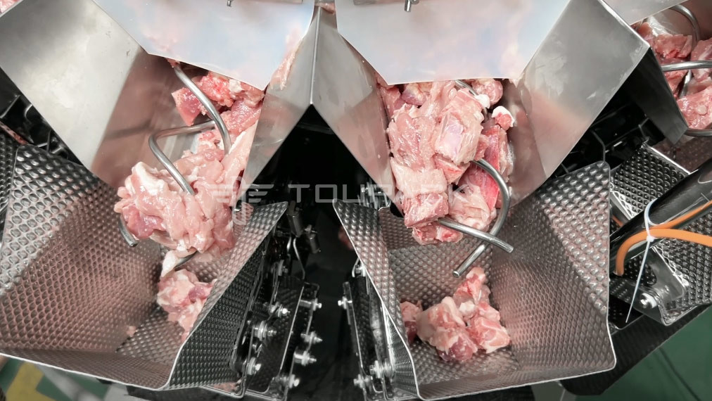 Замороженное мясо свежее сырое свинину колосья ребра многоголовый весовщик упаковочная машина с винтовым питанием